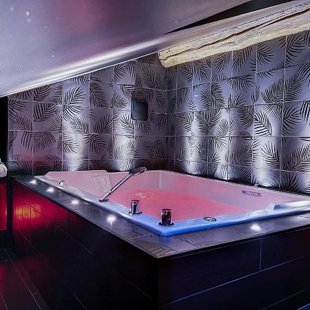 Suite Rouge Baiser Avec Jacuzzi Privatif - Loveroom Insolite Saint-Etienne  Exteriér fotografie